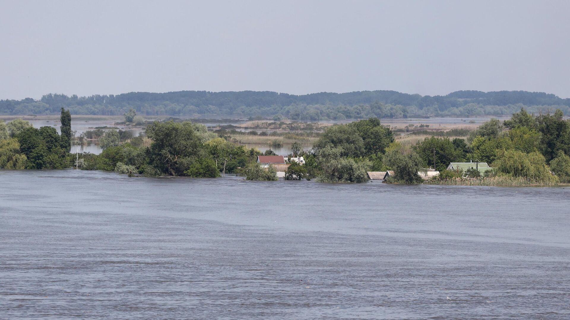 Затопленный район Херсонской области  в результате повреждения плотины Каховской ГЭС - РИА Новости, 1920, 06.06.2023