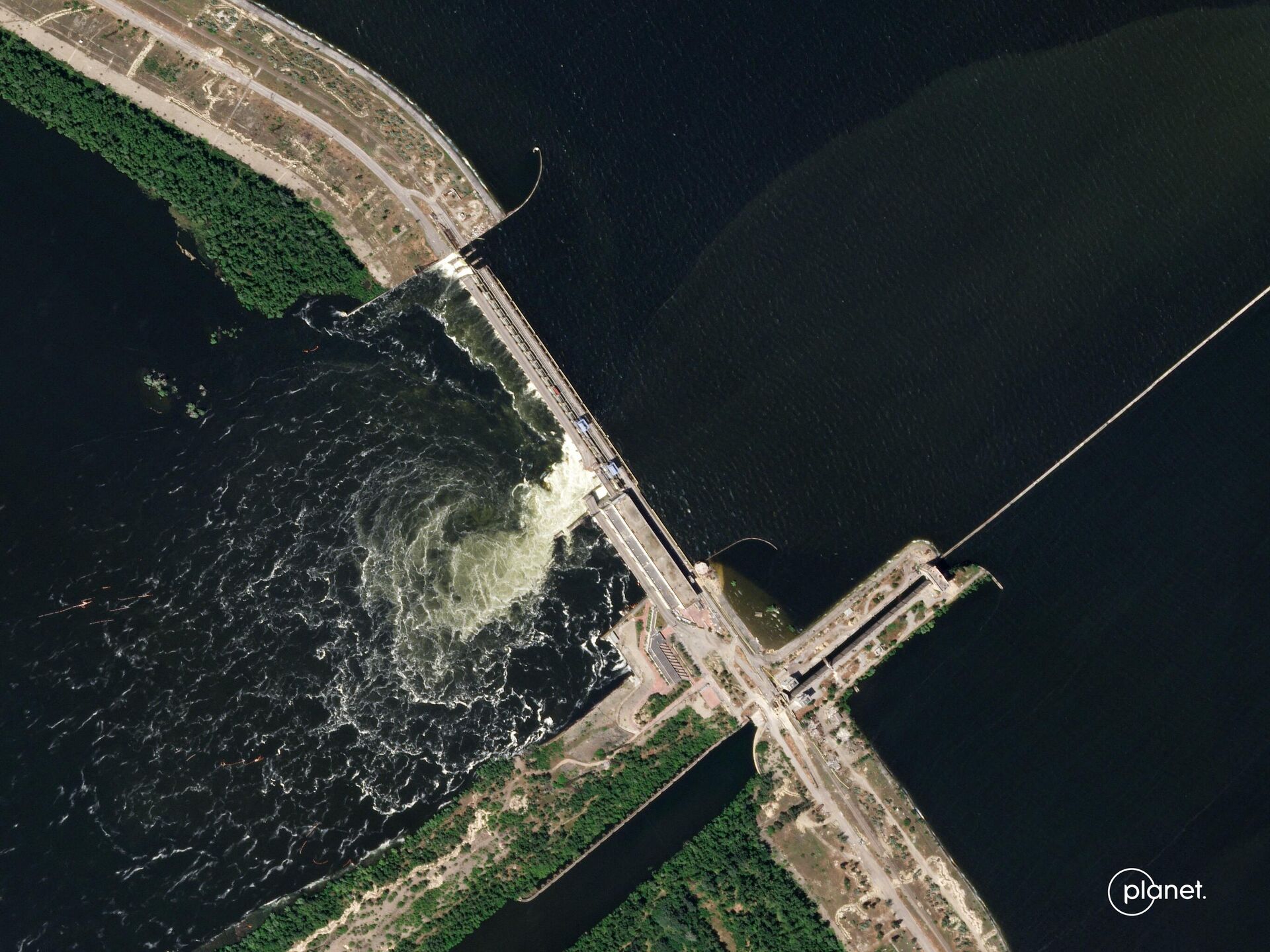 Каховской ГЭС 4 июня 2023. Фото со спутника - РИА Новости, 1920, 06.06.2023