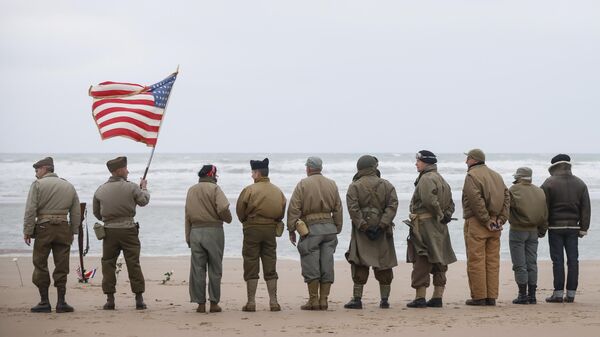 Участники исторической реконструкции периода Второй мировой войны на пляже Омаха в Сен-Лоран-сюр-Мер в Нормандии
