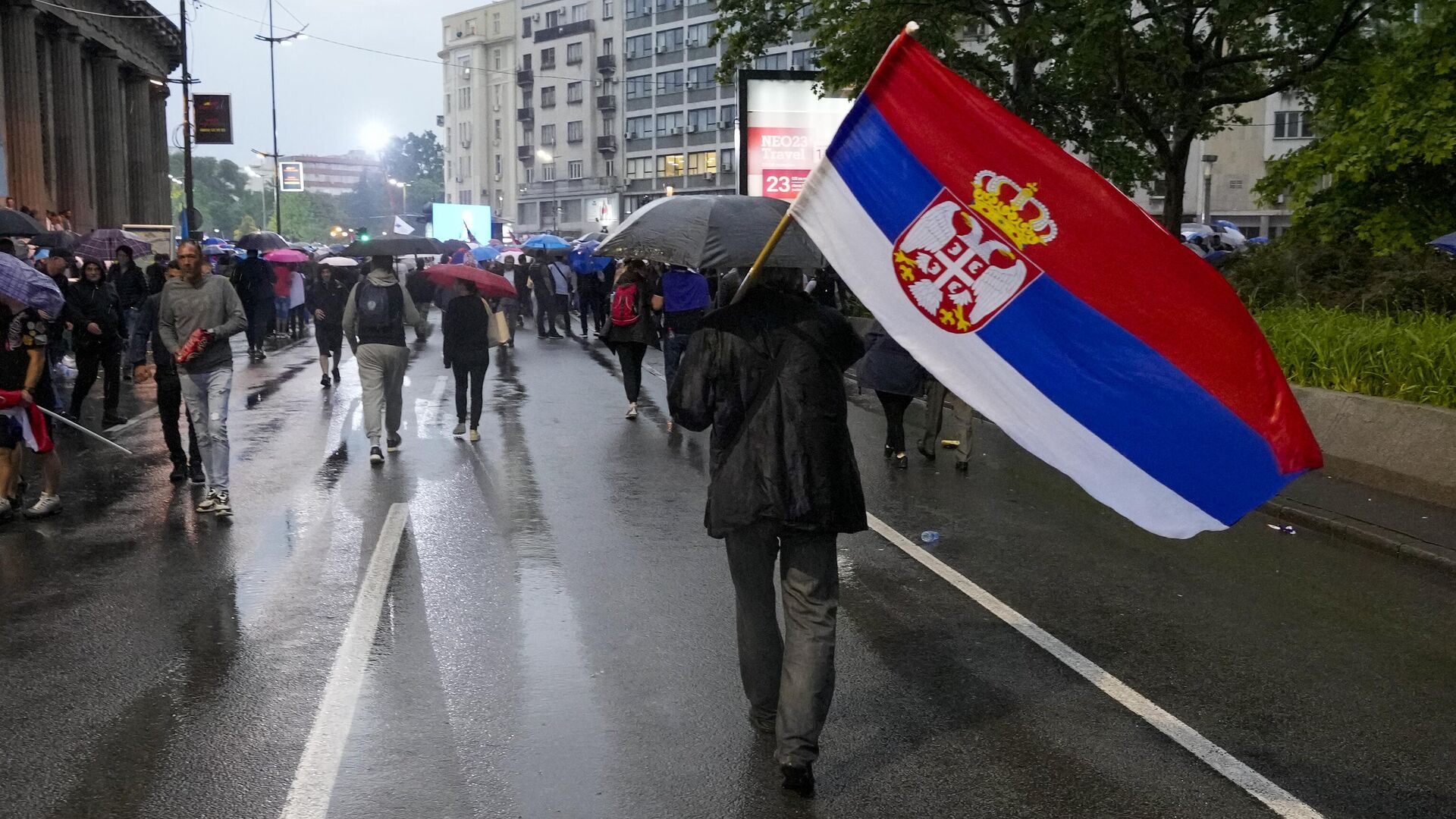 Мужчина держит сербский флаг - РИА Новости, 1920, 25.03.2024