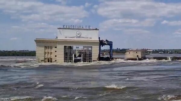 Место разрушения Каховской ГЭС. Кадр видео