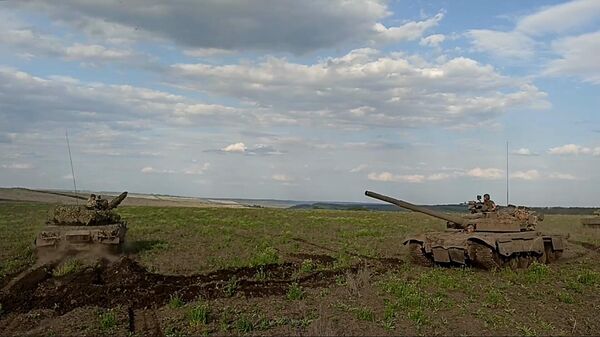 Кадры боевой работы экипажей танков Т-80БВ ЗВО на Купянском направлении
