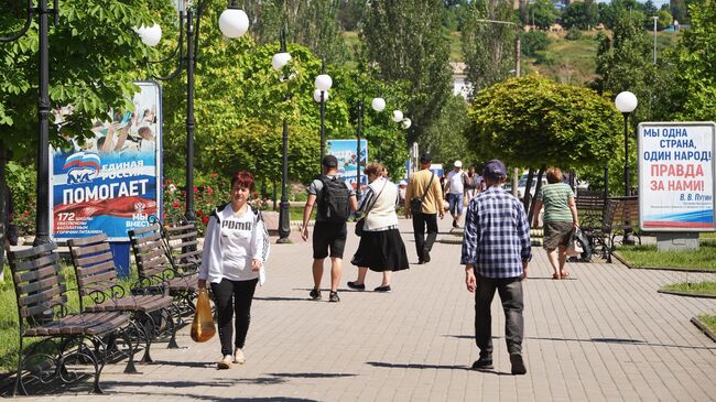 Прохожие на улице в Бердянске