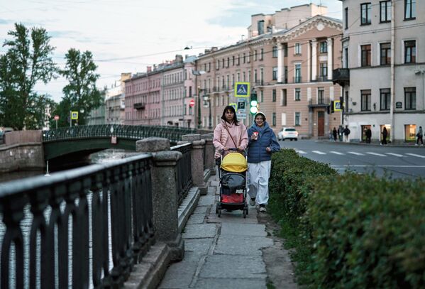 Женщины прогуливаются вдоль канала Грибоедова во время белых ночей в Санкт-Петербурге