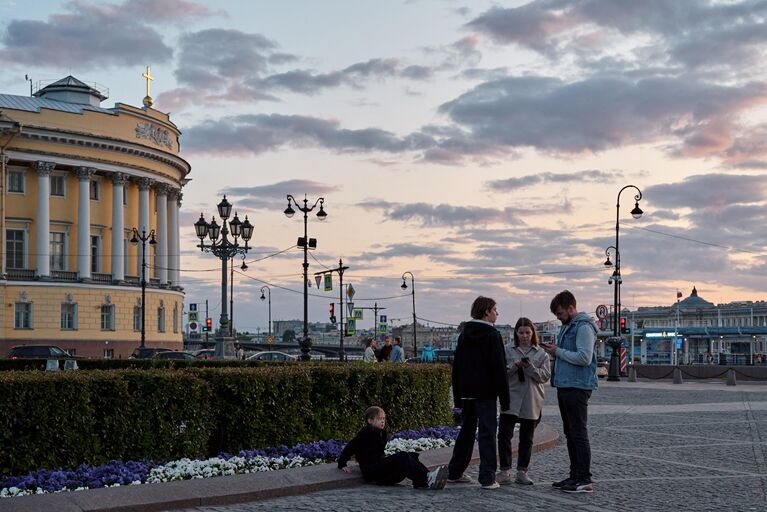 Люди проходят мимо памятника первому российскому императору Петру Великому Медный всадник на Сенатской площади во время белых ночей в Санкт-Петербурге