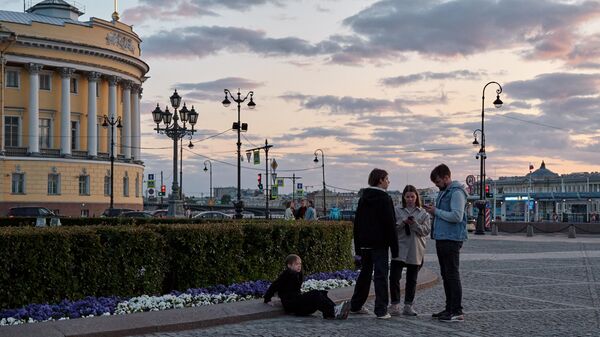 Люди проходят мимо памятника первому российскому императору Петру Великому Медный всадник на Сенатской площади во время белых ночей в Санкт-Петербурге