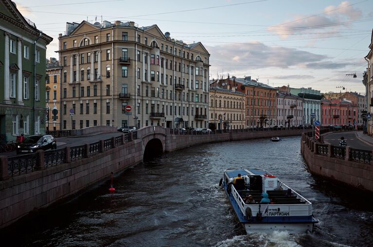 Прогулочные корабли на Мойке во время белых ночей в Санкт-Петербурге