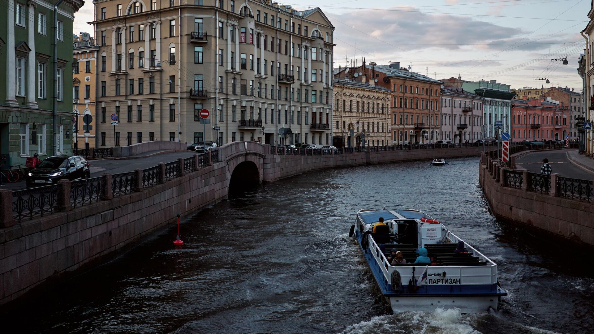 Прогулочные корабли на Мойке во время белых ночей в Санкт-Петербурге - РИА Новости, 1920, 15.06.2023