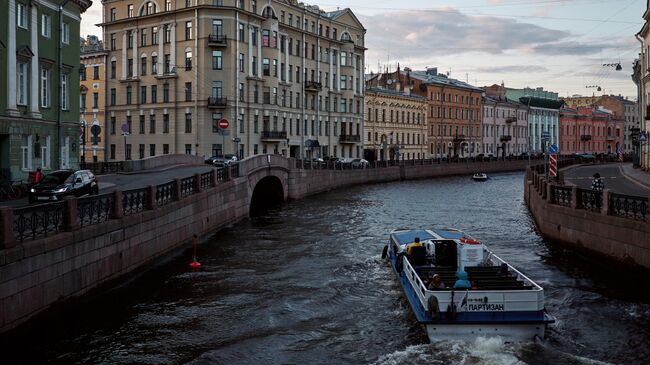 Прогулочные корабли на Мойке во время белых ночей в Санкт-Петербурге