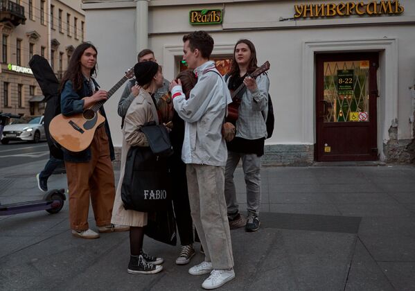Молодые люди на Казанской улице во время белых ночей в Санкт-Петербурге