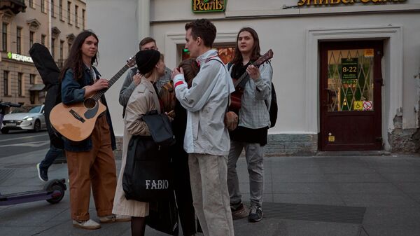 Молодые люди на Казанской улице во время белых ночей в Санкт-Петербурге