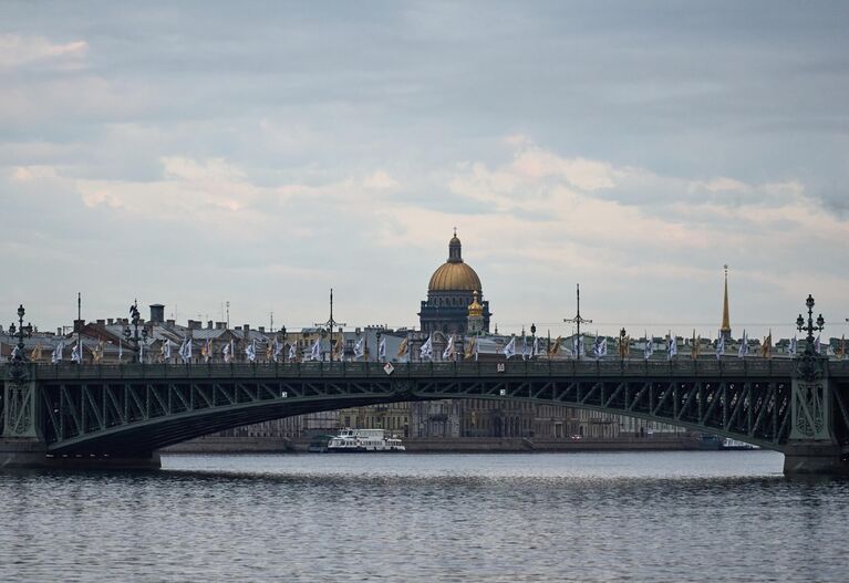 Вид на Исаакиевский собор с Петровской набережной во время белых ночей в Санкт-Петербурге