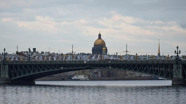 Вид на Исаакиевский собор с Петровской набережной в Петербурге. Архивное фото