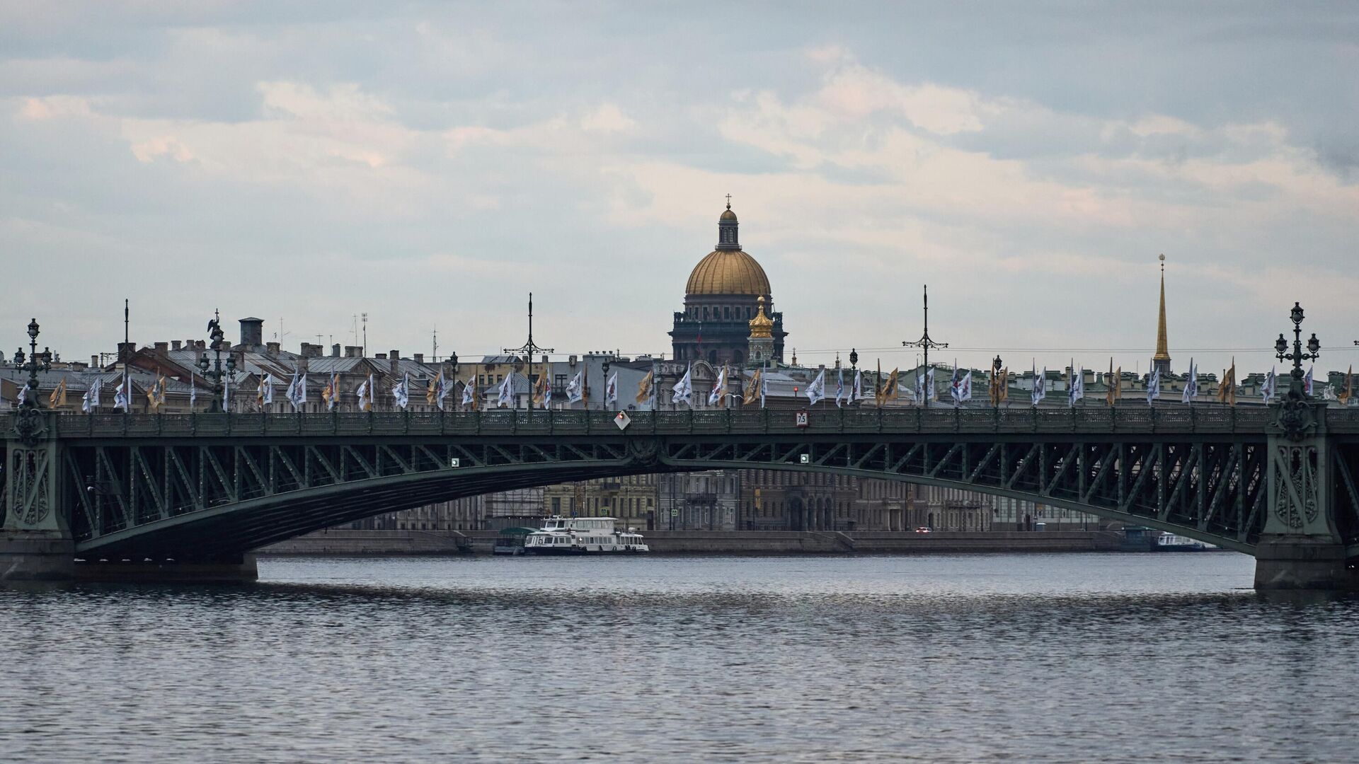 Вид на Исаакиевский собор с Петровской набережной в Петербурге. Архивное фото - РИА Новости, 1920, 01.08.2023