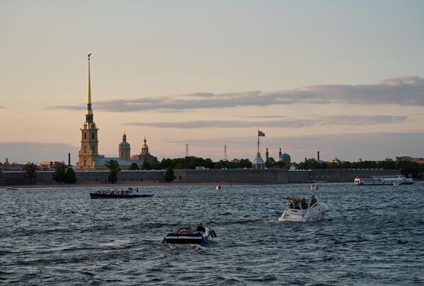 Вид на Петропавловскую крепость с Дворцовой набережной во время белых ночей в Санкт-Петербурге