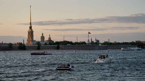 Вид на Петропавловскую крепость с Дворцовой набережной во время белых ночей в Санкт-Петербурге