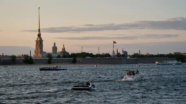 Вид на Петропавловскую крепость с Дворцовой набережной во время белых ночей в Санкт-Петербурге