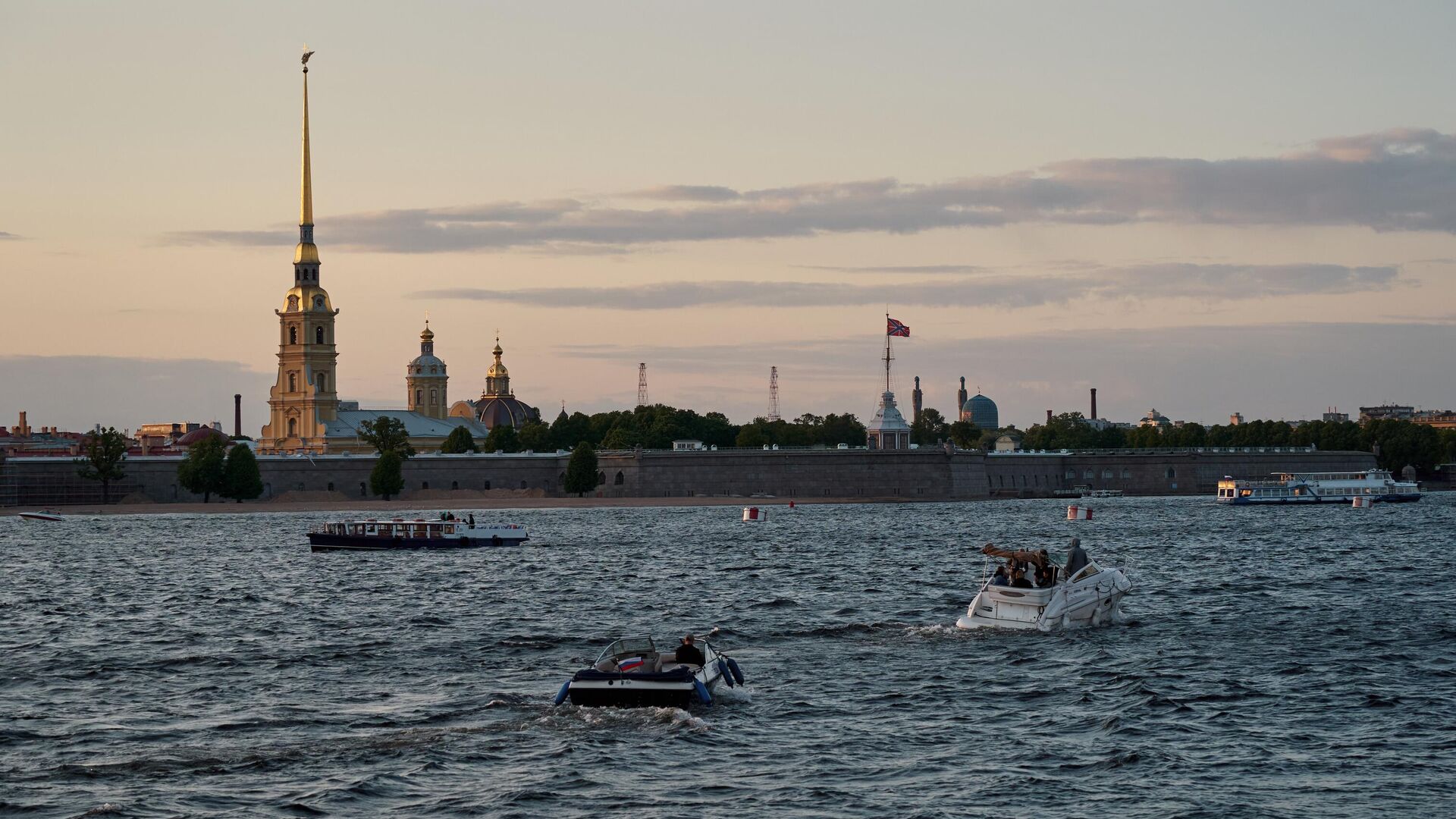 Вид на Петропавловскую крепость с Дворцовой набережной во время белых ночей в Санкт-Петербурге - РИА Новости, 1920, 13.06.2023