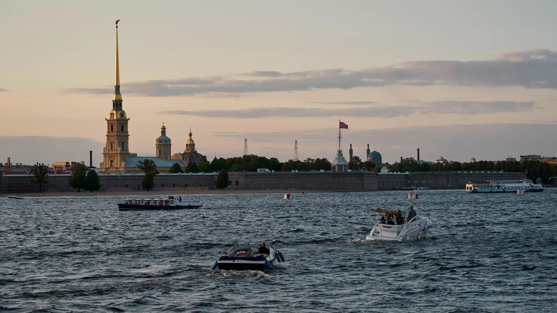 Вид на Петропавловскую крепость с Дворцовой набережной во время белых ночей в Санкт-Петербурге - РИА Новости, 1920, 06.09.2023