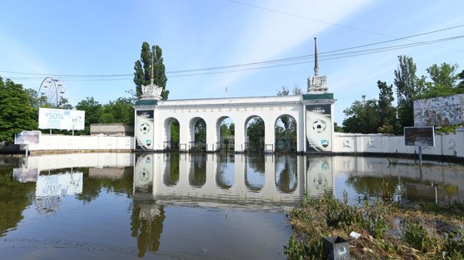 Подтопление стадиона Энергия в Новой Каховке после разрушения Каховской ГЭС