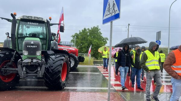 Протест польских фермеров перед пунктом пропуска Медика