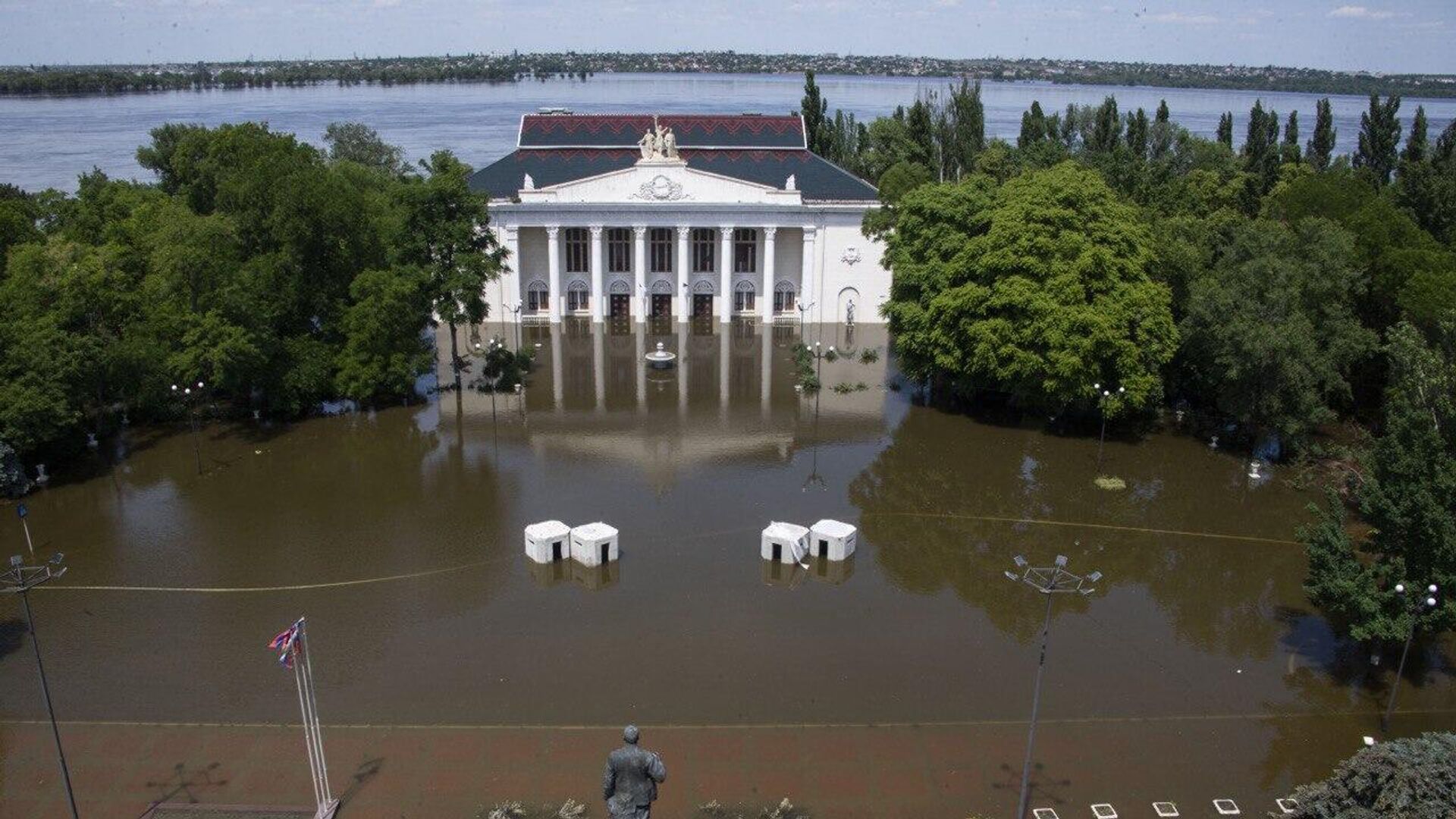 Центральная площадь Новой Каховки, затопленная после разрушения Каховской ГЭС - РИА Новости, 1920, 07.06.2023