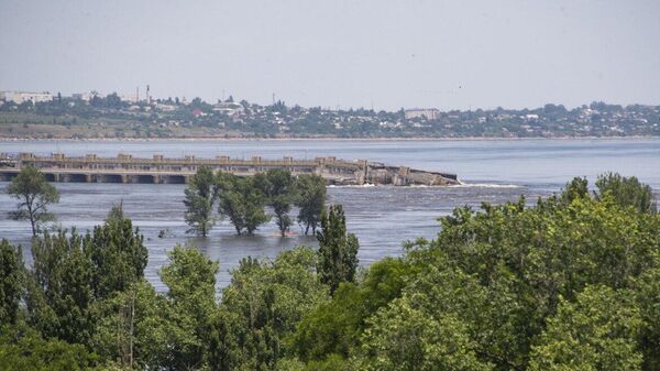 Разрушенная плотина Каховской ГЭС, расположенная по течению Днепра выше Херсона