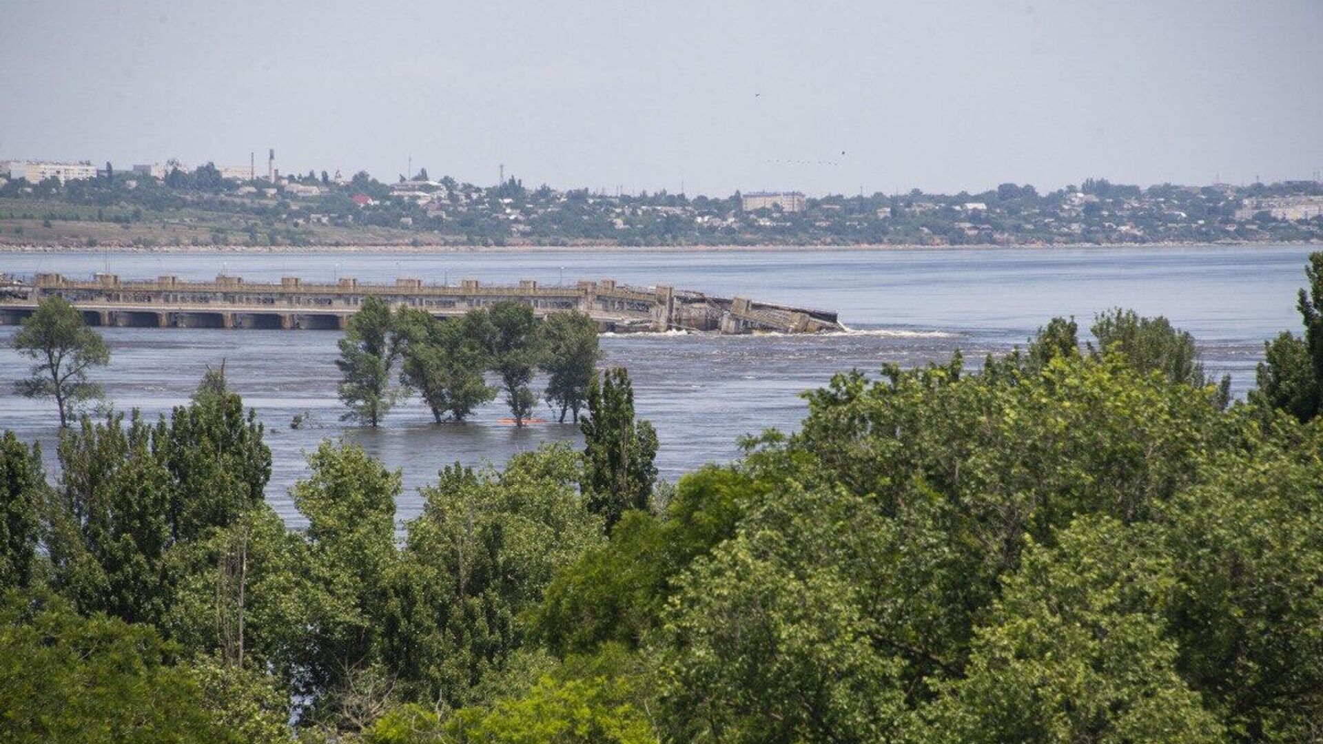 Разрушенная плотина Каховской ГЭС, расположенная по течению Днепра выше Херсона - РИА Новости, 1920, 07.06.2023