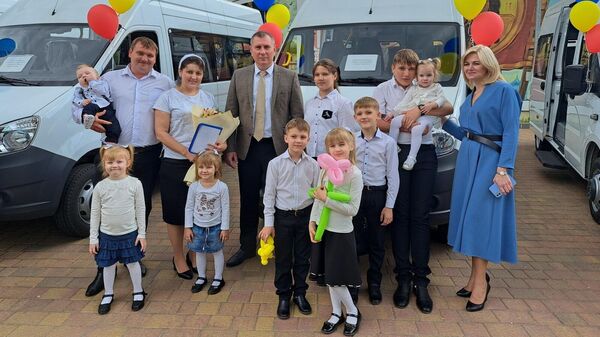 В Ростовской области многодетные семьи получили микроавтобусы