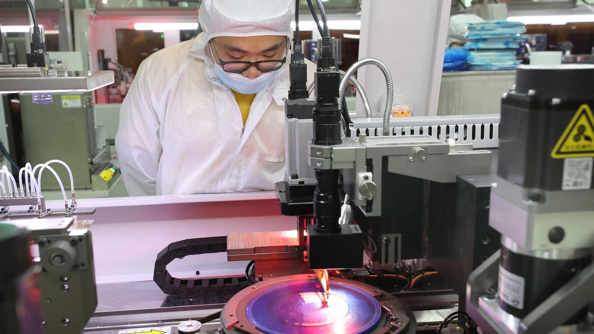 Сотрудник производит микросхемы на заводе Jiejie Semiconductor Company в Наньтуне, провинция Цзянсу на востоке Китая - РИА Новости, 1920, 08.06.2023