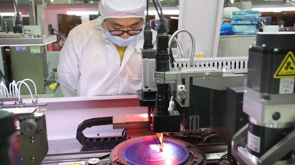 Сотрудник производит микросхемы на заводе Jiejie Semiconductor Company в Наньтуне, провинция Цзянсу на востоке Китая