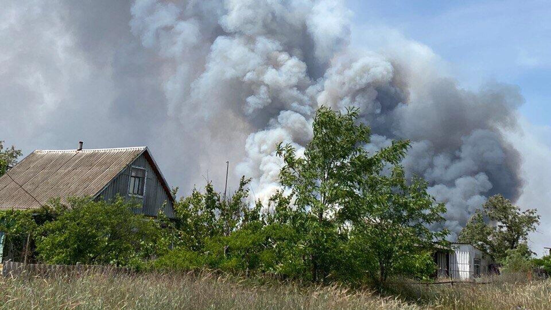 Дым от пожара в заповеднике на Кинбурнской косе, возникшего из-за обстрела ВСУ - РИА Новости, 1920, 07.06.2023