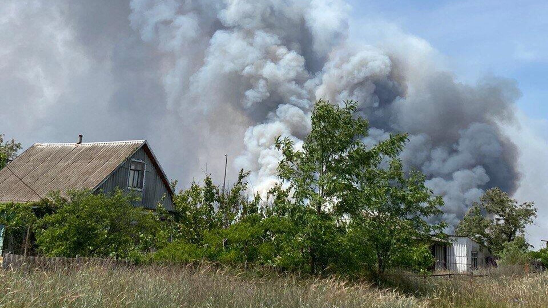 Дым от пожара в заповеднике на Кинбурнской косе, возникшего из-за обстрела ВСУ - РИА Новости, 1920, 07.06.2023