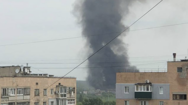Дым на месте взрыва в Луганске