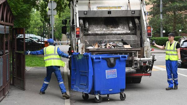 Сотрудники коммунальных служб во время уборки мусора в Москве. Архивное фото