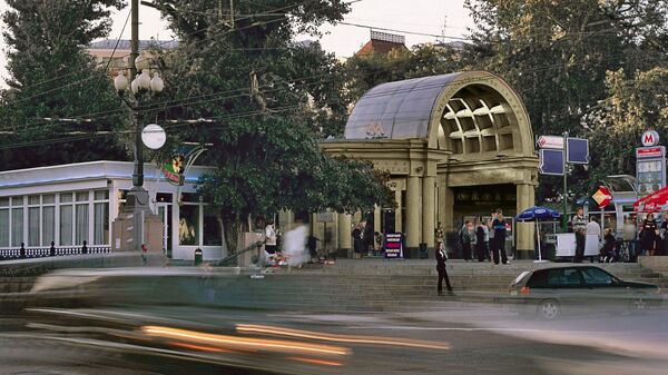 Наземный павильон станции метро Кропоткинская на Гоголевском бульваре в Москве