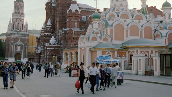 Вид на Никольскую улицу и Красную площадь в Москве