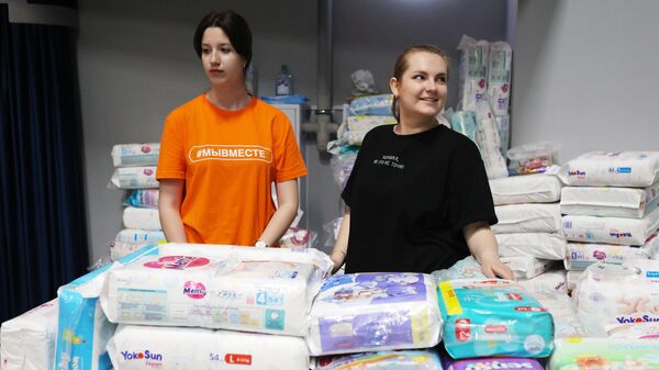 Волонтеры в пункте сбора и выдачи гуманитарной помощи эвакуированным жителям города Шебекино в Центре молодежных инициатив в Белгороде