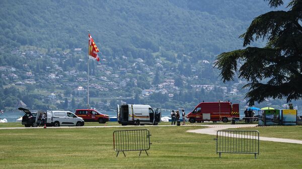 Французские полицейские на месте нападения мужчины на детей недалеко от озера Анси в альпийской части страны