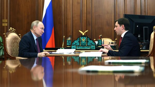 Президент РФ Владимир Путин и губернатор Орловской области Андрей Клычков во время встречи