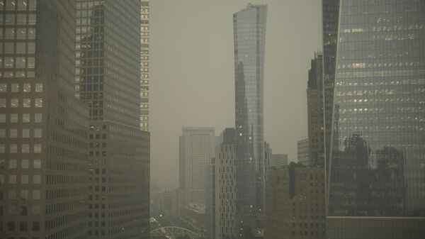 Смог из-за лесных пожаров в Канаде виден в нижнем Манхэттене в Нью-Йорке