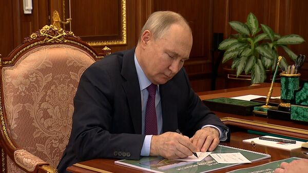 Путин написал пожелания на открытках для участников СВО