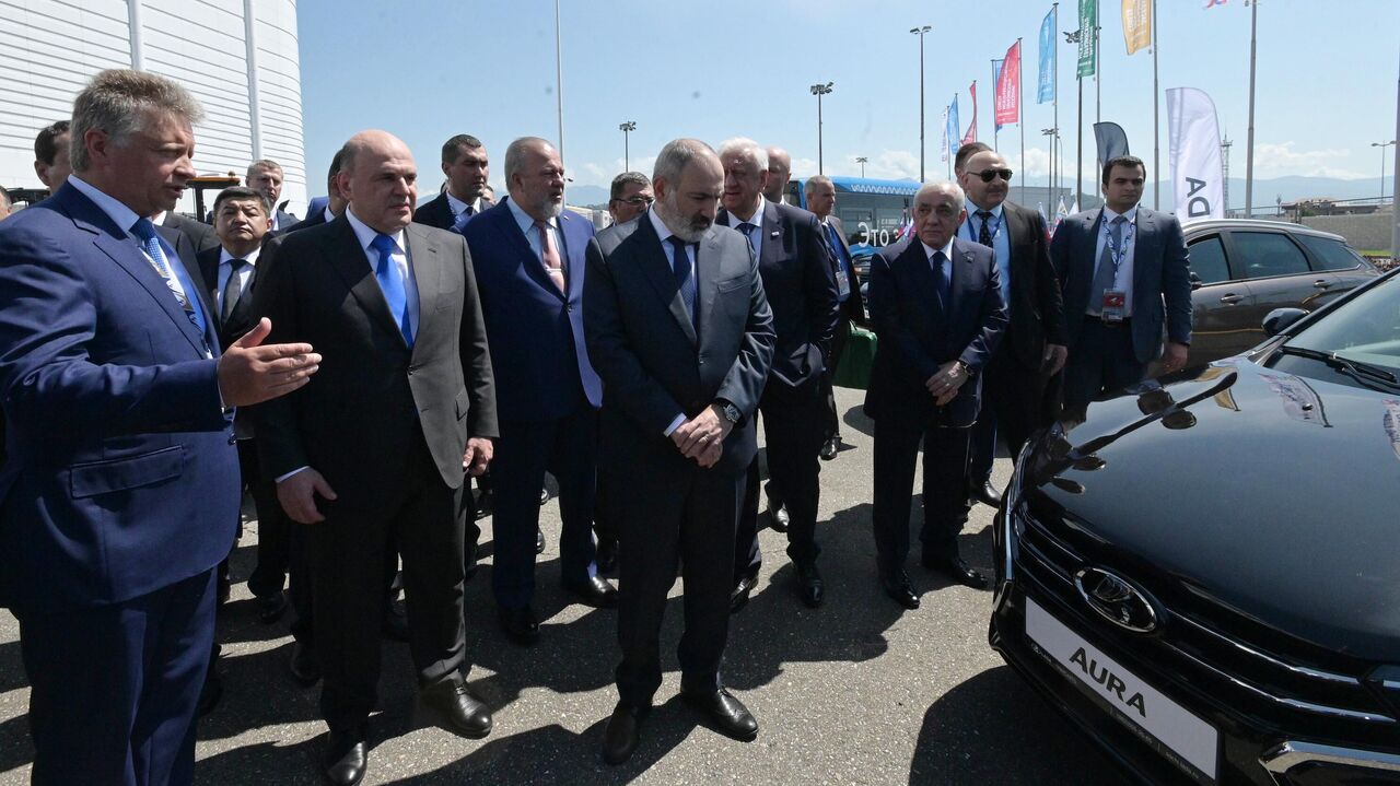 АвтоВАЗ представил новую модель автомобиля Lada Aura на выставке в Сочи -  РИА Новости, 08.06.2023