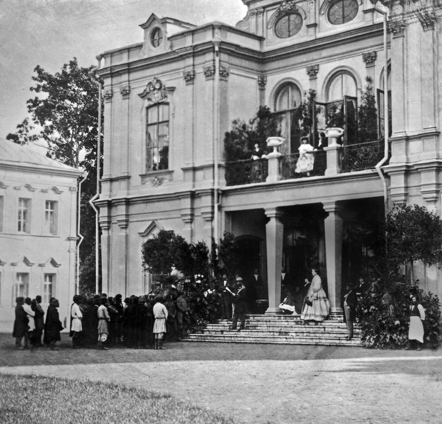 Чтение Манифеста об отмене крепостного права в России в имении Прозоровых Московской губернии, 1861 год