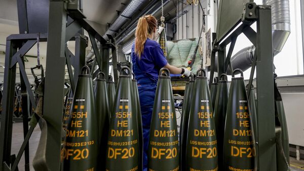 Производство снарядов 155-миллиметрового калибра для самоходных гаубиц PzH 2000 на заводе немецкого концерна Rheinmetall 
