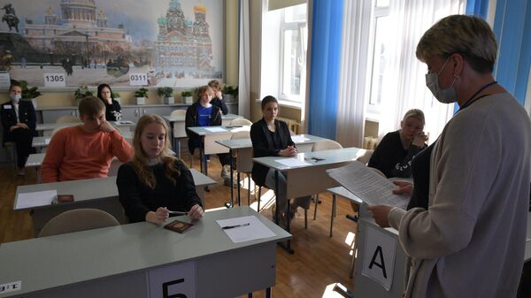 Школьники перед началом ЕГЭ по обществознанию в Академической гимназии № 56 Санкт-Петербурга