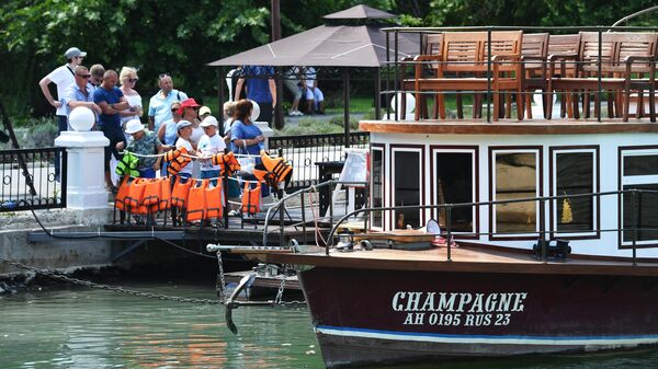 Туристы катаются на ретро-пароход Шампань на озере Абрау.