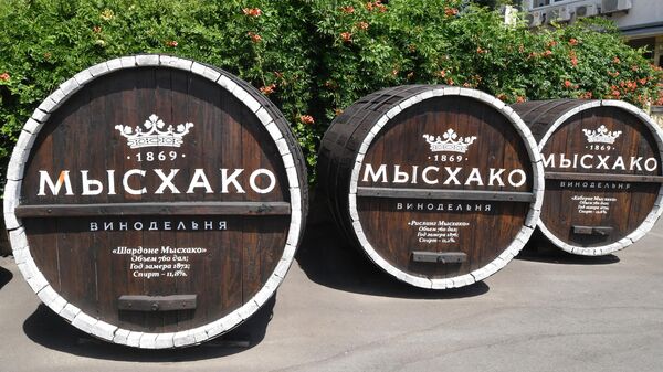 Бочки с вином во дворе винодельной Мысхако в деревне Федоровка, в районе Новороссийска