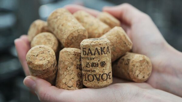 Пробки в цехе розлива игристых вин предприятия Золотая Балка в Севастополе