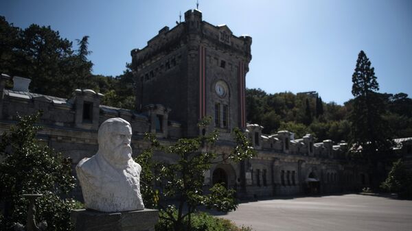 Памятник князю, основоположнику виноделия в Крыму Льву Голицыну на территории винодельческого завода Массандра в Крыму.